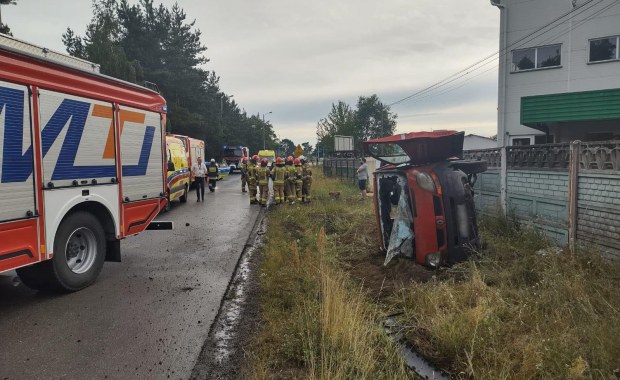 Bus z pasażerami przewrócił się na bok. Są ranni