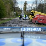 Bus zderzył się z autem dostawczym. Nie żyje kierowca, 11 rannych