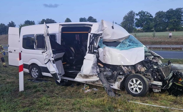 Bus zderzył się z ciężarówką. Są ranni, lądował śmigłowiec LPR [ZDJĘCIA]