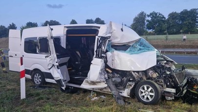 Bus zderzył się z ciężarówką. Są ranni, lądował śmigłowiec LPR [ZDJĘCIA]