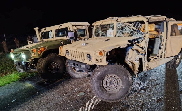 Bus zderzył się z kolumną amerykańskich pojazdów wojskowych na A2 
