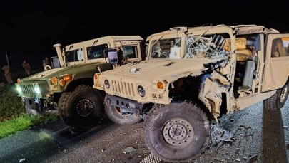 Bus zderzył się z kolumną amerykańskich pojazdów wojskowych na A2 