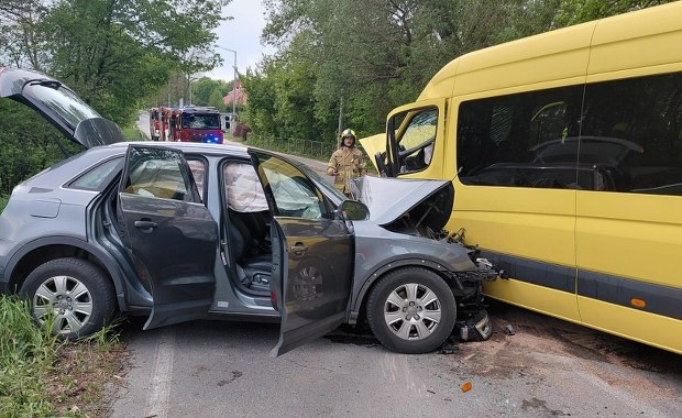 Bus zderzył się z osobówką. Dzieci wśród poszkodowanych