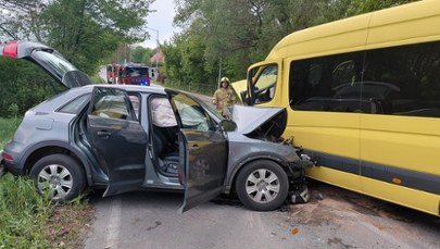 Bus zderzył się z osobówką. Dzieci wśród poszkodowanych