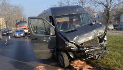 Bus zderzył z się osobówką. 8 osób rannych