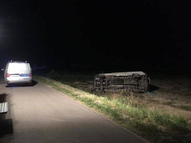 Bus zjechał do rowu i dachował /Policja