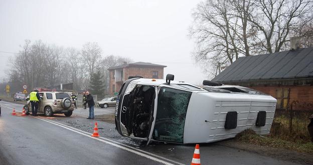 Bus został uderzony w bok i wywrócił się na bok /PAP