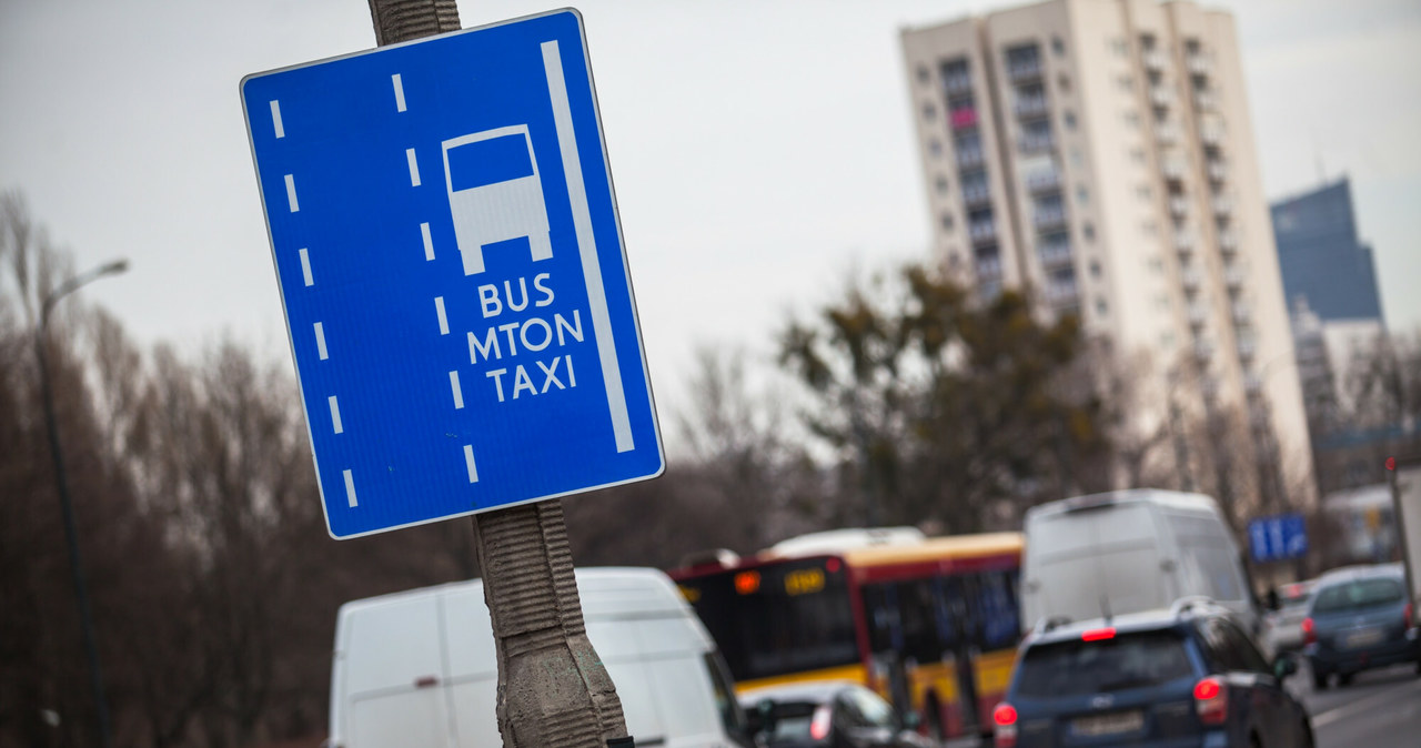 Buspasem mogą jeździć nie tylko autobusy. Czasami lista pojazdów dopuszczonych do poruszania się nim jest dość długa /Adam Burakowski /Reporter