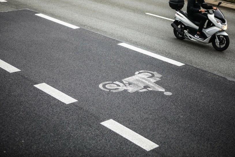 Buspasy udostępnione dla motocyklistów są oznaczone symbolem motocykla /Adam Burakowski/REPORTER /East News