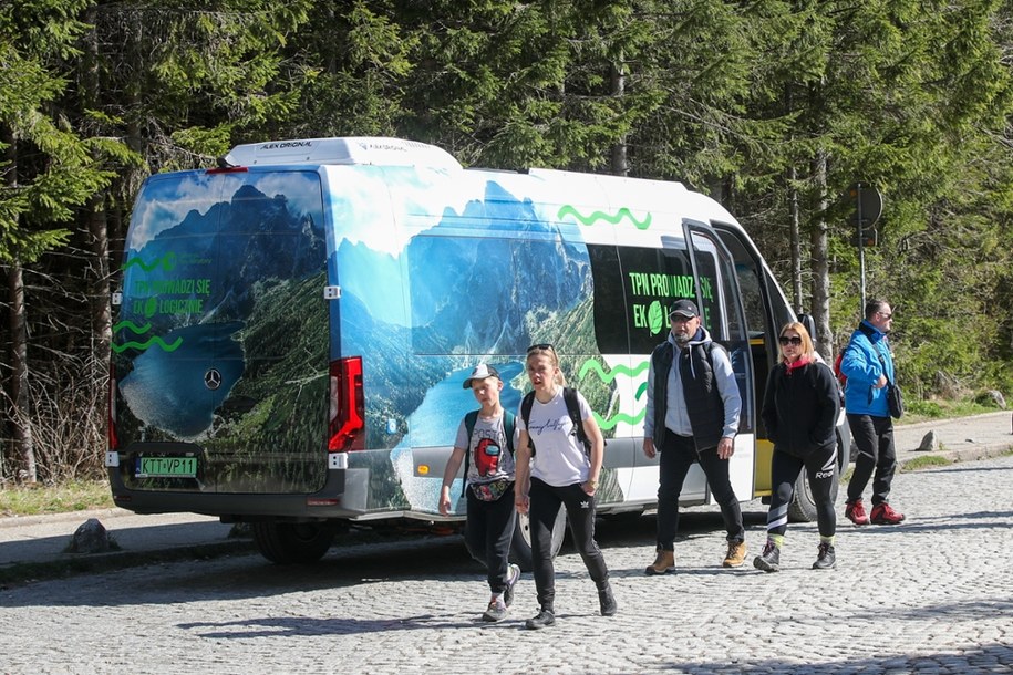 Busy elektryczne ruszają na trasę do Morskiego Oka. Zakopane, 01.05.2025 r. /Grzegorz Momot /PAP