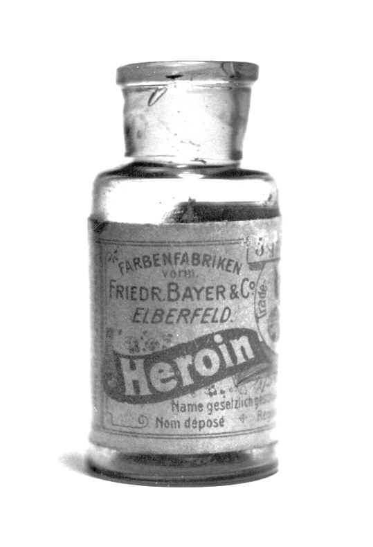 Butelka heroiny firmy Bayer, pierwotnie zawierająca 5 gramów substancji - prawdopodobnie z 1920 r. /Mpv_51 at English Wikipedia/domena publiczna /Wikipedia