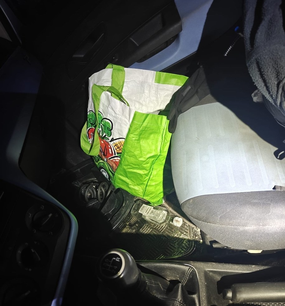 Butelka po alkoholu, która leżała w aucie mężczyzny /KPP Sławno /Policja