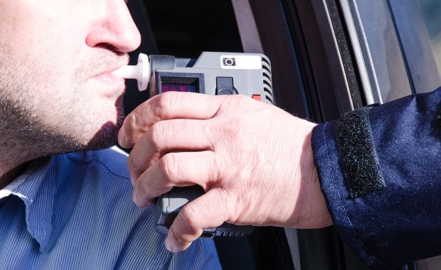 Butelka wódki i prośba o dmuchnięcie za niego. Bulwersujące kulisy zatrzymania pijanego prokuratora