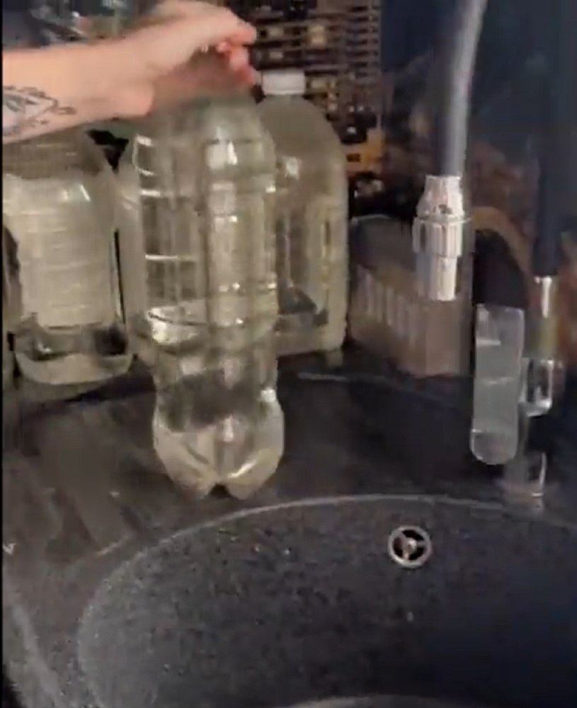 Butelka wypełniona wodą z odpowiednimi otworami na dole może pełnić rolę kranu. /Twitter