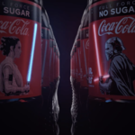 Butelki Coca-Coli z działającym mieczem świetlnym