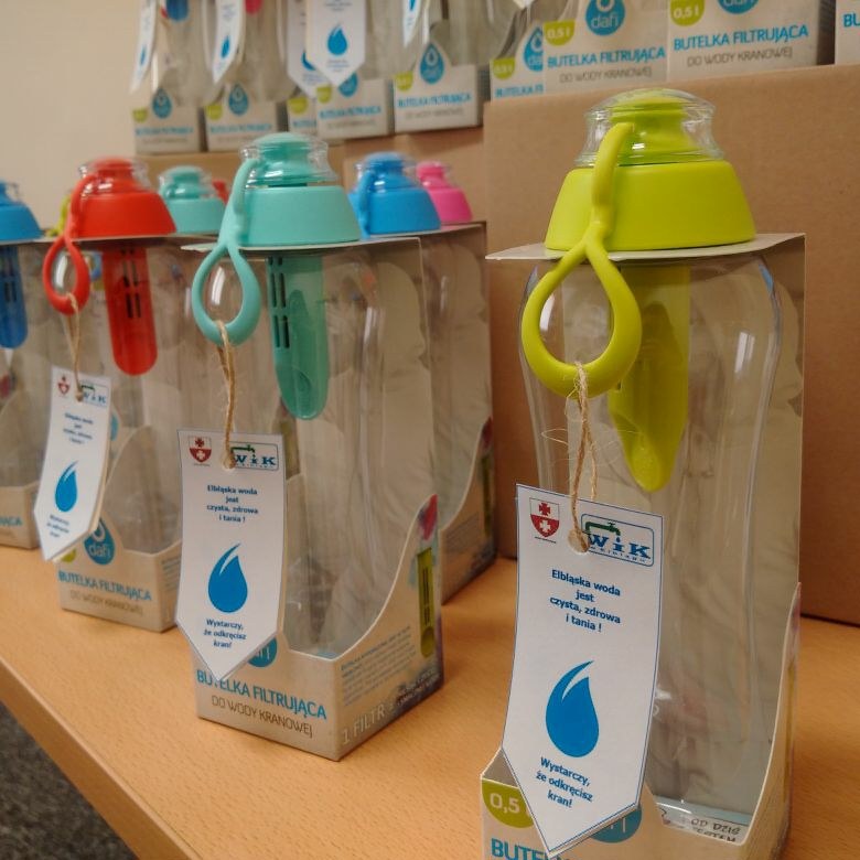 Butelki filtrujące trafią do pierwszoklasistów /UM Elbląg /