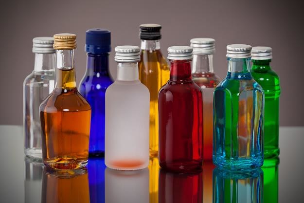 Butelki o pojemności 100 i 200 ml to jedna trzecia rynku wódki /&copy;123RF/PICSEL