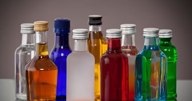 Butelki o pojemności 100 i 200 ml to jedna trzecia rynku wódki /&copy;123RF/PICSEL