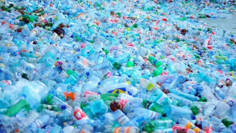 Butelki plastikowe można poddać recyklingowi i wykorzystać ponownie /123RF/PICSEL