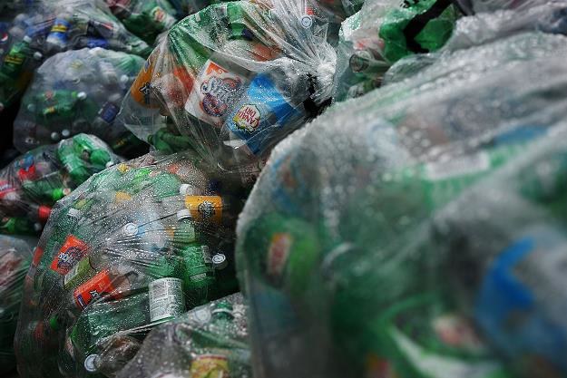 Butelki plastikowe to poważny problem dla gospodarki /AFP