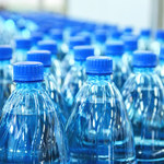 Butelki z odzysku, czyli rPET zyskuje na popularności w branży napojowej​