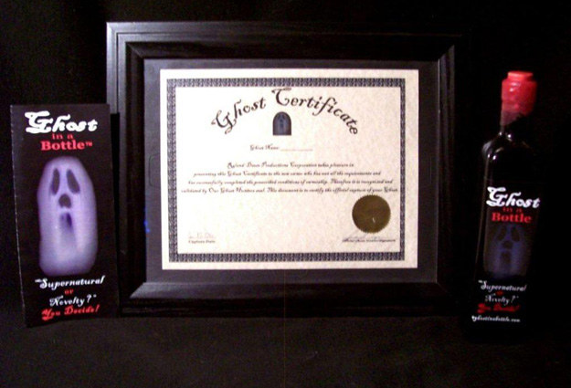 Butelkowany duch z certyfikatem oferowany za 20 dolarów przez Johna Deese /MWMedia