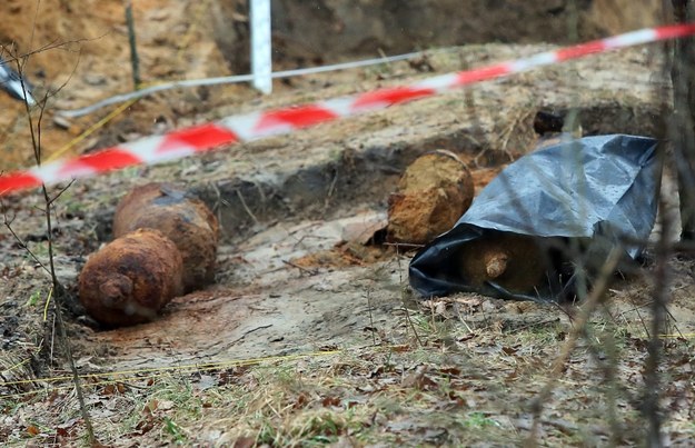 Butle na gaz bojowy, prawdopodobnie pochodzące z czasów I wojny światowej znaleziono na terenie Fortu Chrzanów / 	Tomasz Gzell    /PAP