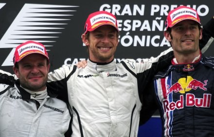 Button (w środku) nie lubi toru w Hiszpanii, ale nie przeszkodziło mu to wygrać wyścigu /AFP