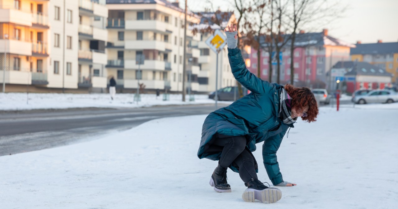 Buty bez odpowiedniej przyczepności zwiększają ryzyko niebezpiecznych upadków zimową porą /Pixel