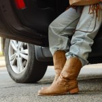 Buty na jesień 2026 to miedziane loafersy i kowbojki. Który trend wybrać?