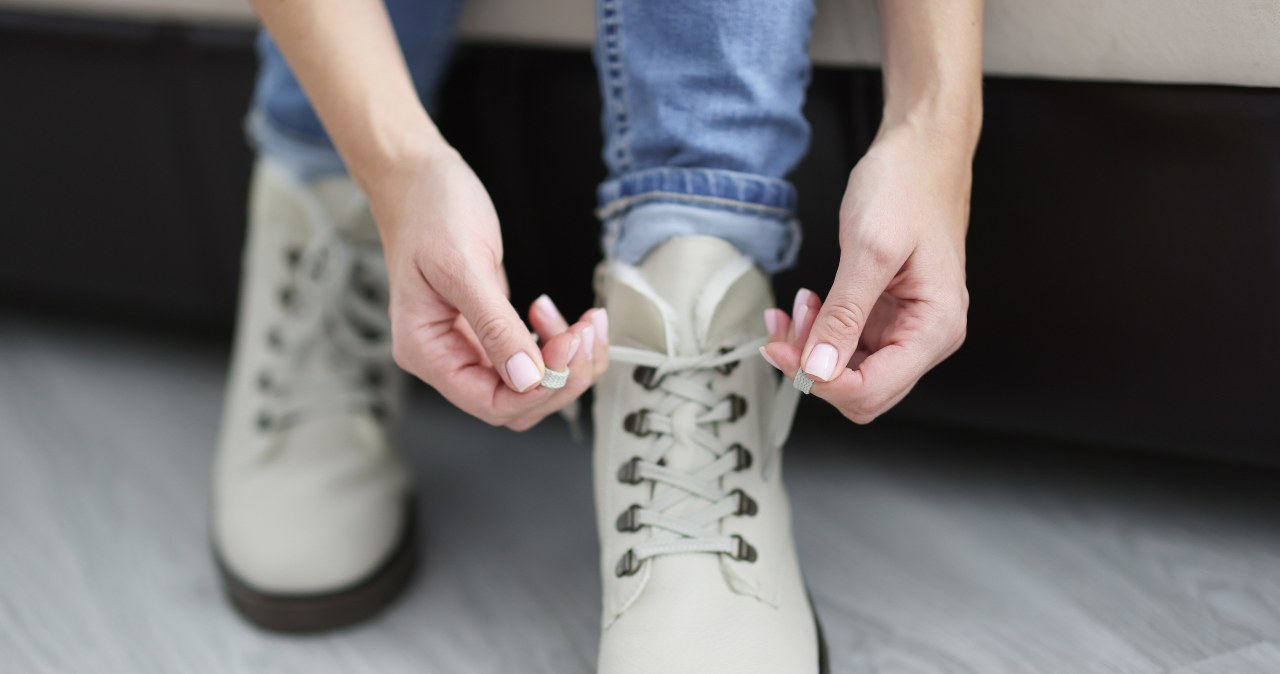 Buty na zimę przede wszystkim powinny być wygodne i stabilne. Jakie modele będą najlepsze dla dojrzałych kobiet? /123RF/PICSEL