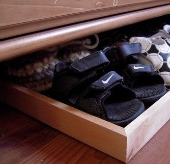 Buty pod meblami /© Photogenica
