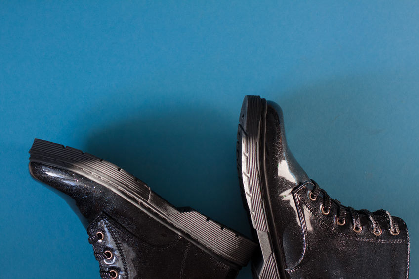 W Okresie Jesienno Zimowym Skorzane Buty Bardzo Szybko Sie Niszcza Sol Wilgoc I Niskie Temperatury Sprawiaja Ze Przestaja Wygl In 2020 Chukka Boots Bean Boots Shoes