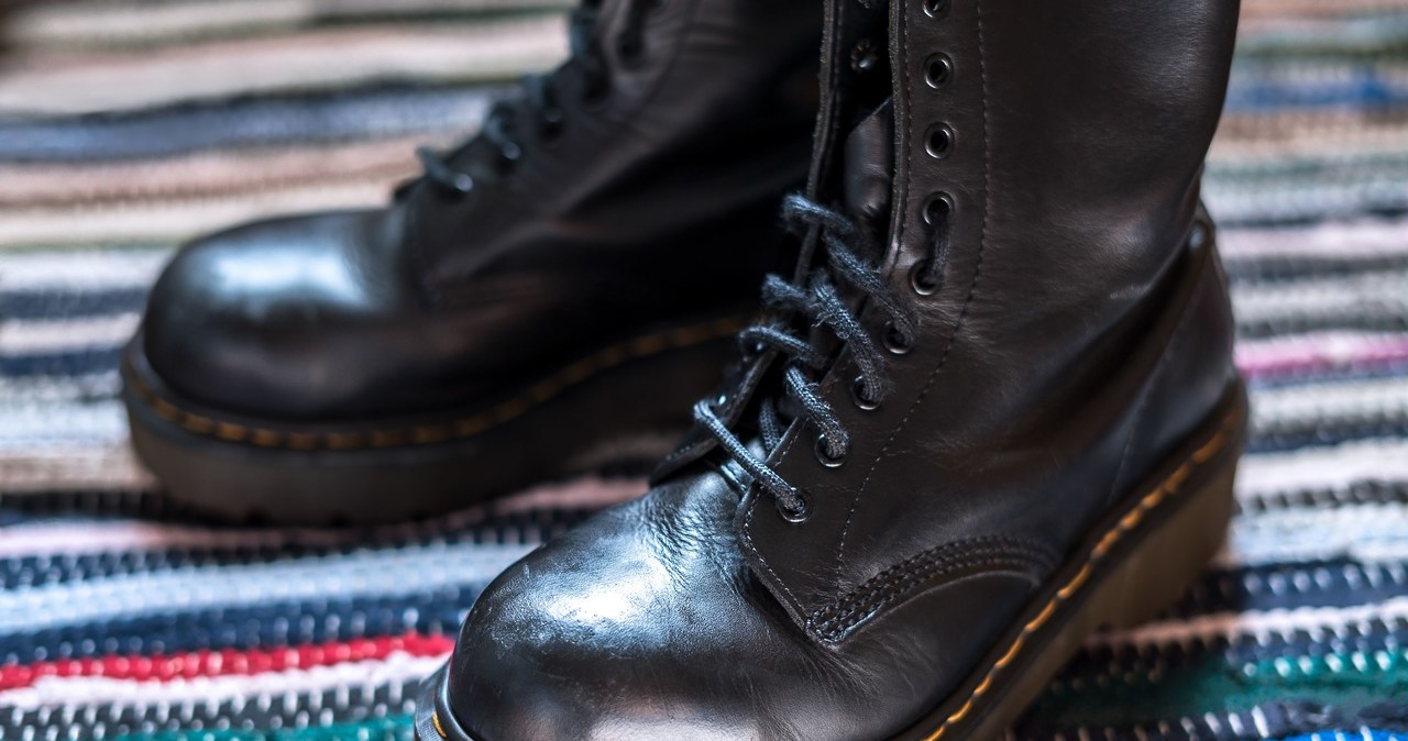 Buty zimowe nie powinny stać bezpośrednio na podłodze. Po przyjściu do domu najlepiej umieścić je na szafce lub wycieraczce /Pixel