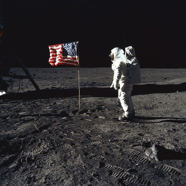 Buzz Aldrin wbijający amerykańską flagę po wylądowaniu na Księżycu /NASA /PAP/Newscom