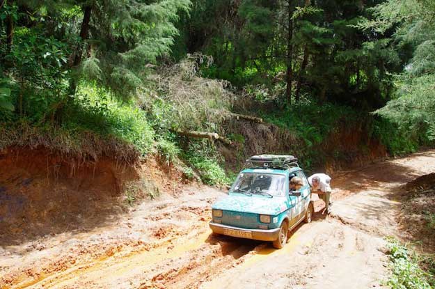 By dotrzeć do RPA, Fiat 126p musiał pokonać niemal 17 tys. kilometrów po drogach i bezdrożach /Informacja prasowa