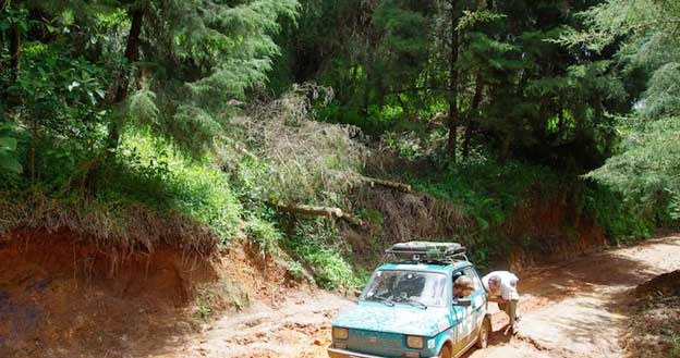 By dotrzeć do RPA, Fiat 126p musiał pokonać niemal 17 tys. kilometrów po drogach i bezdrożach /Informacja prasowa