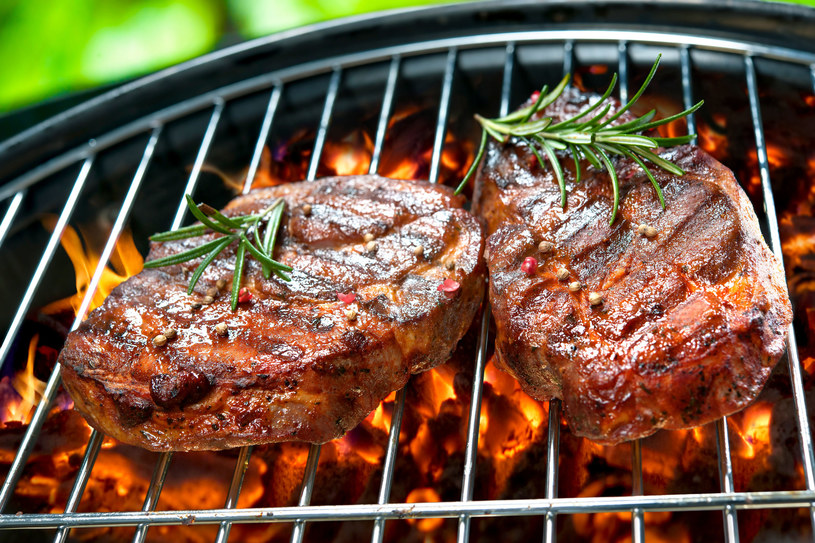 By grillować zdrowiej, przyprawiaj mięso m.in. rozmarynem kurkuma i imbirem /123RF/PICSEL