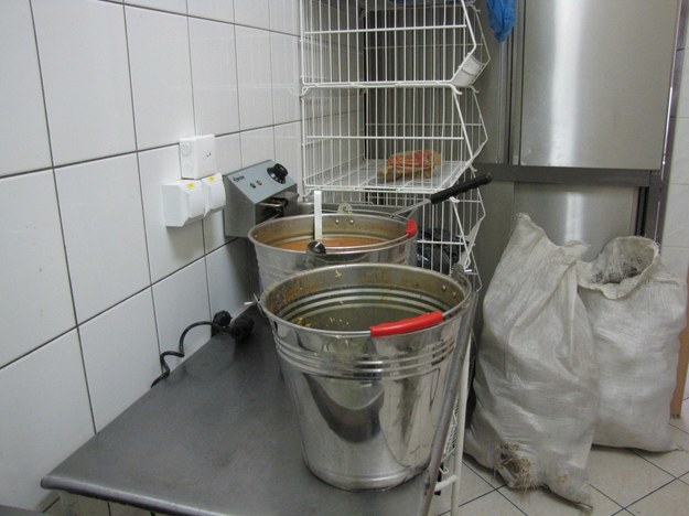 By móc wydawać ubogim posiłki, pracownicy kuchni noszą zupę w wiadrach /Kot Krzysztof /RMF FM