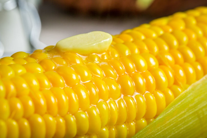 By obniżyć ładunek glikemiczny kukurydzy, najlepiej spożywać ją ze zdrowym tłuszczem roślinnym, lub chudym białkiem /123RF/PICSEL