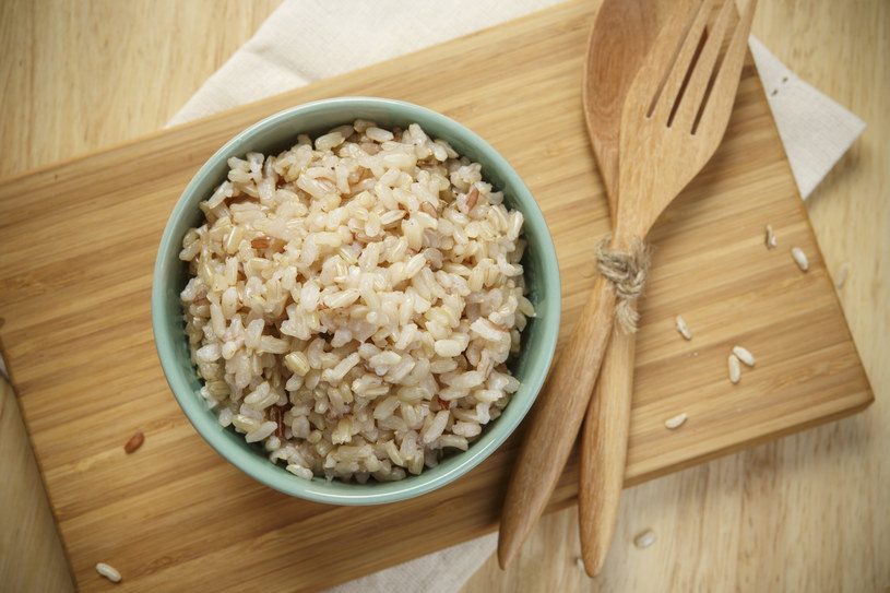 By ryż miał delikatny smak, na krótko przed końcem gotowania wkładam do garnka zrumienioną cebulę. /123RF/PICSEL