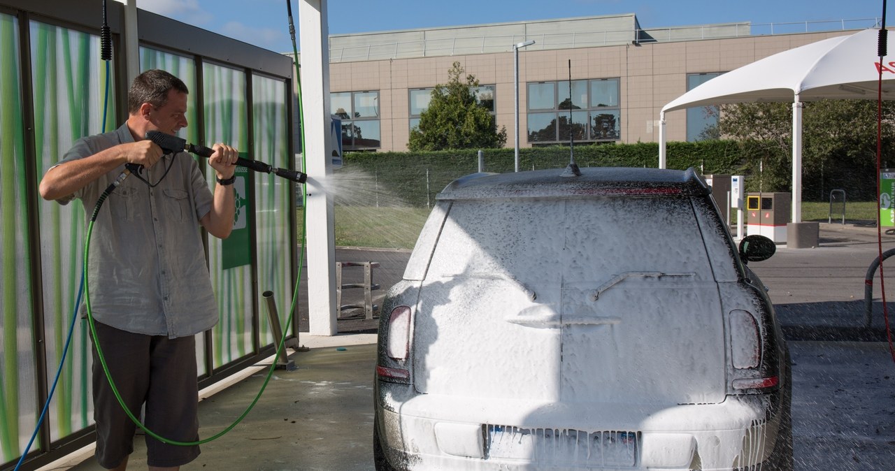 By szybko i skutecznie umyć samochód na myjni bezdotykowej trzeba znać kilka zasad /123RF/PICSEL