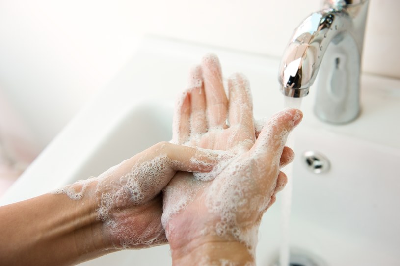 By uniknąć chorób wirusowych i pasożytniczych myj ręce ok. 30-40 sekund pod ciepłą, bieżącą wodą z mydłem. Najwięcej zanieczyszczczeń gromadzi się przy paznokciach, między palcami oraz w okolicy nadgarstków. /123RF/PICSEL