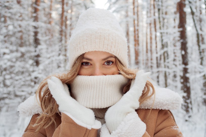By uniknąć wyziębienia organizmu, w czasie zimy ubieraj się na cebulkę /123RF/PICSEL