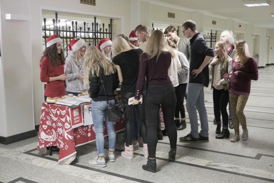 By zachęcić do włączenia się w akcję jak najwięcej studentów ze swojego wydziału, zaczęli od nagłośnienia jej w mediach społecznościowych. Potem nagrali film pokazujący, jak działa Paczka, a następnie zorganizowali dwa kiermasze. Jeden, na którym sprzedawali książki oraz wypieki, drugi, gdzie można było kupić pyszne wypieki. /Szlachetna Paczka /Materiały prasowe