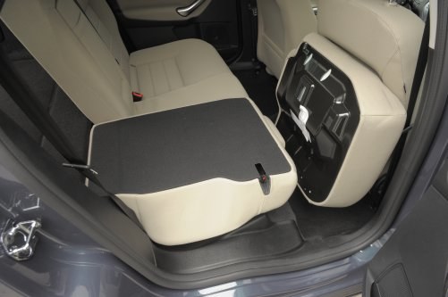 By złożyć oparcia i uzyskać płaską podłogę bagażnika, trzeba najpierw podnieść poduszki siedziska. /Auto Moto
