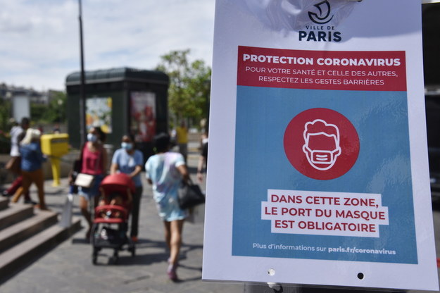 By zmniejszyć rozprzestrzenianie się koronawirusa w Paryżu nakazano noszenie maseczek //JULIEN DE ROSA / POOL /PAP/EPA