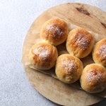 By zrobić te bułki wystarczą 3 składniki. Rodzina zajada się nimi na okrągło