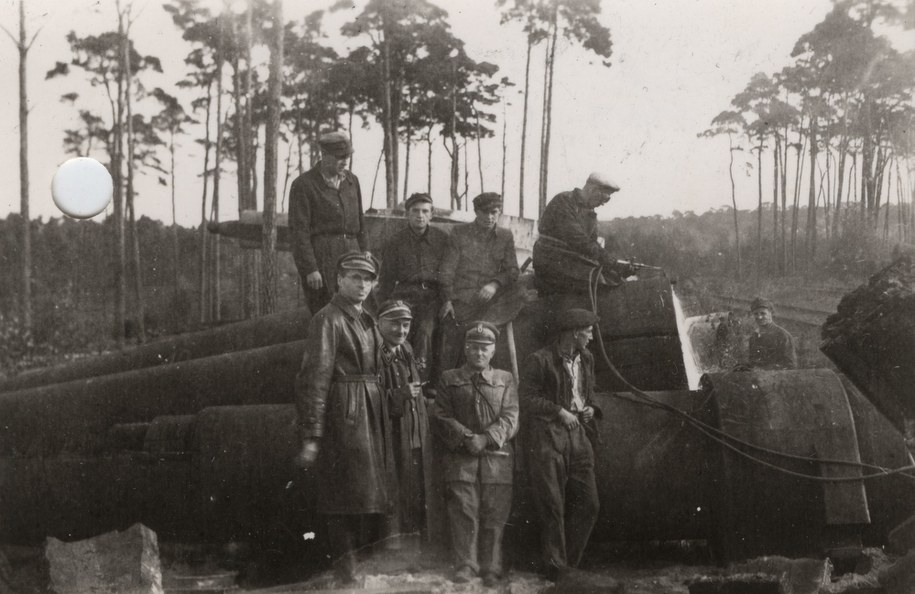 Być może jeden z leśników widocznych na zdjęciu to amerykański szpieg "Sputnik" /Muzeum Obrony Wybrzeża, Fort Gerharda w Świnoujściu /