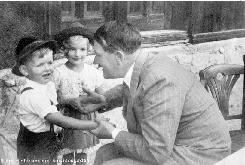 Być może trudno w to uwierzyć, ale Hitler uwielbiał kontakt z dziećmi / fot. ExclusivepixiMedia/Hitler's Alpine Headquarters /East News